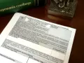 Formularz sprzeciwu w epu, obok zielonej księgi z komentarzem do Kodeksu postępowania cywilnego.