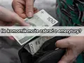 Dłonie wkładają banknoty do portfela. Tekst pyta, ile komornik może zabrać z emerytury, sugerując, że emeryci są chronieni przed komornikiem.