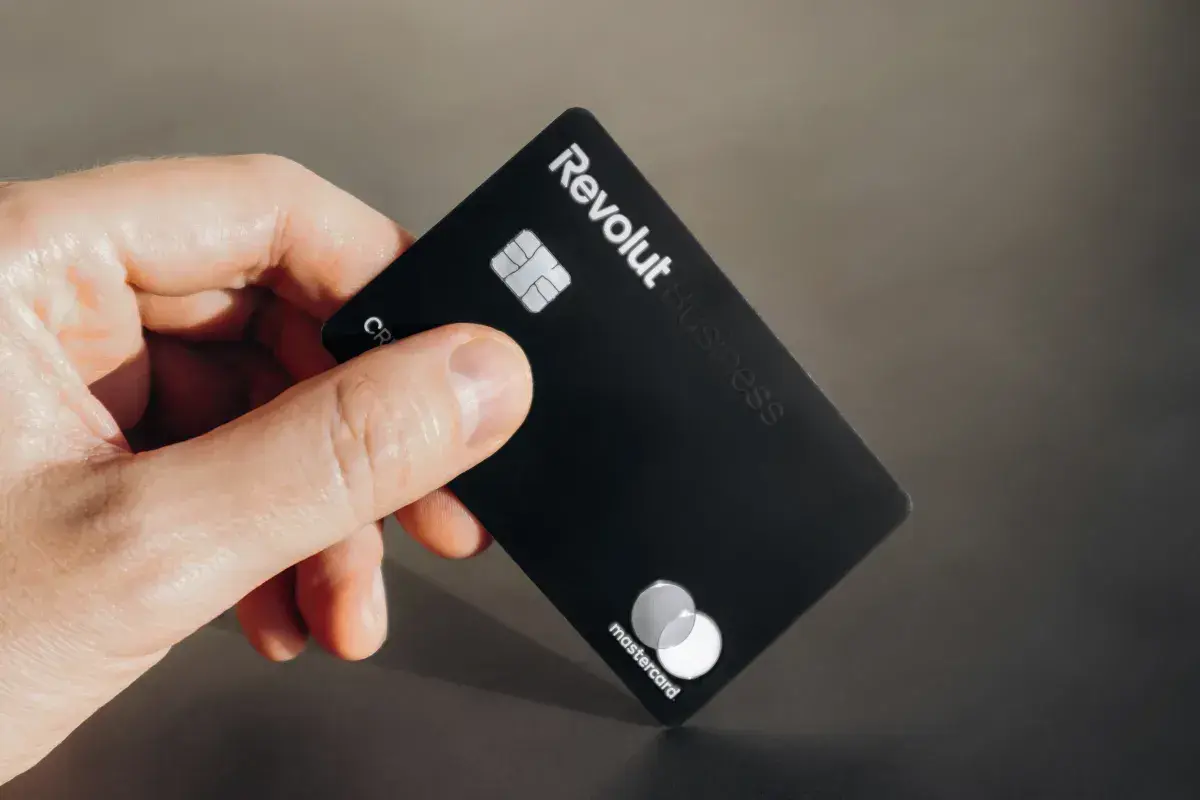 Dłoń trzyma czarną kartę Revolut Business. Nawet komornik nie zabierze Ci pieniędzy z tej karty.