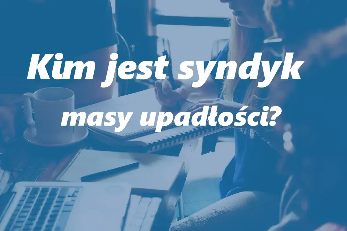 Kim jest syndyk masy upadłości? Grupa osób przy biurku z laptopem, notatnikiem i kawą.