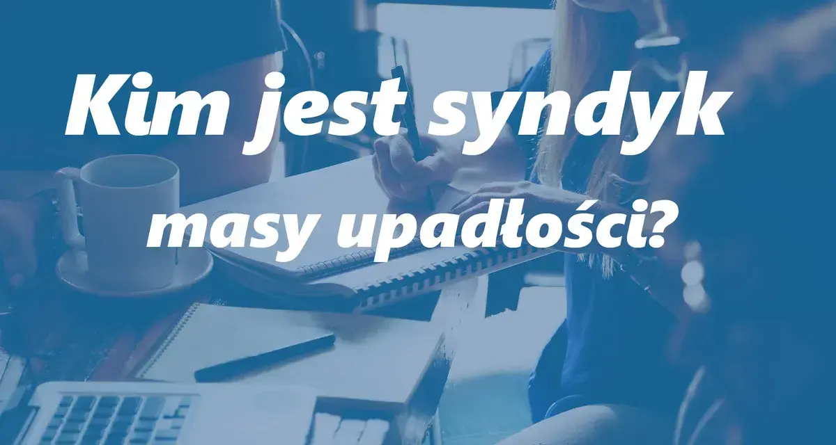 Kim jest syndyk masy upadłości? Grupa osób przy biurku z laptopem, notatnikiem i kawą.
