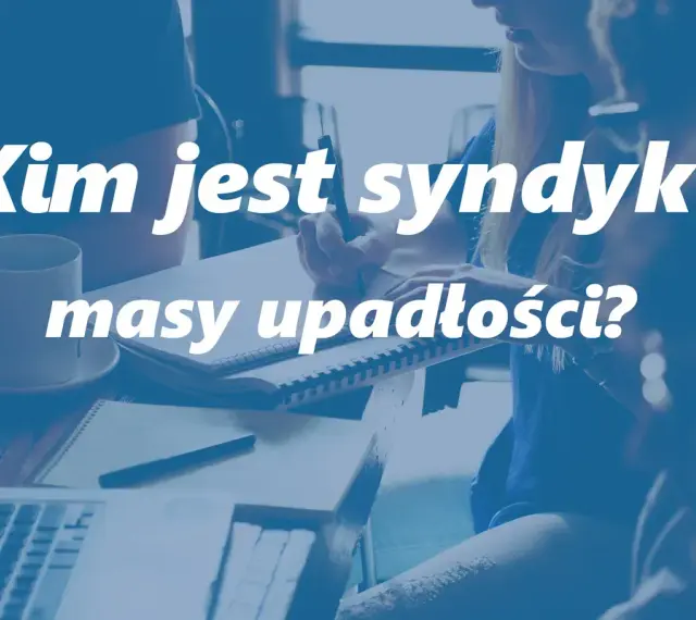 Kim jest syndyk masy upadłości? Grupa osób przy biurku z laptopem, notatnikiem i kawą.