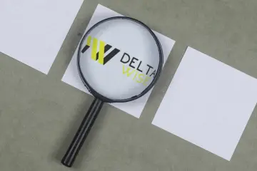 Lupa powiększa logo DELTA WISE, symbolizując dokładność w windykacji terenowej.